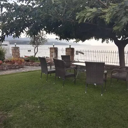 شقة παραθαλάσσιο με κήπο στον αγιόκαμπο أغيوكامبوس