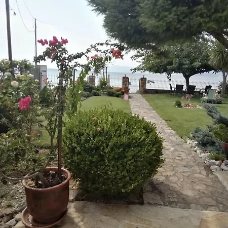 παραθαλάσσιο με κήπο στον αγιόκαμπο أغيوكامبوس