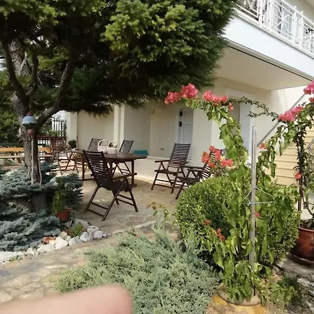 παραθαλάσσιο με κήπο στον αγιόκαμπο *