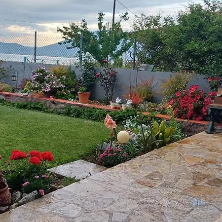 παραθαλάσσιο με κήπο στον αγιόκαμπο